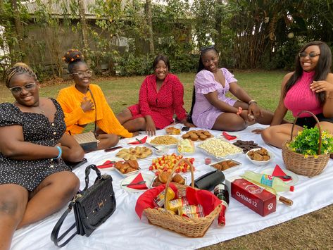 Picture Of Friendship, Sister Hangout Ideas, Picnic Food Ideas Black People, Picnic Pictures Friends, Picnic Ideas For Friends, Friend Hangout Ideas, Brunch Outside, Black Picnic, Picnic Date Outfits