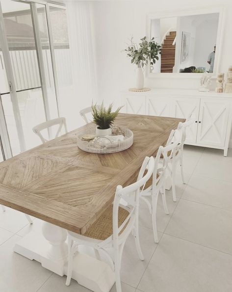 Hampton Dining Room Ideas, Dinning Room Hamptons Style, Hamptons Dining Chairs, Hamptons Outdoor Dining, Coastal Hamptons Style Dining Rooms, Costal Hampton Style, Dining Room Hamptons, Long Farmhouse Table Dining Room, Coastal Hampton Dining Room