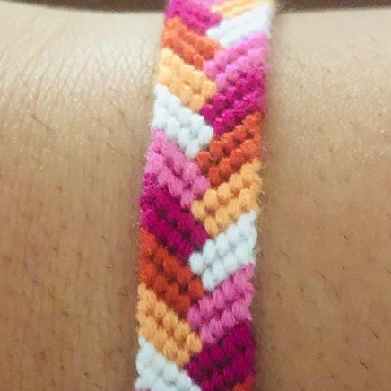 Solid Color Friendship Bracelet, V Friendship Bracelet Pattern, Bracelet Patterns Embroidery Floss, Single Color Friendship Bracelet Pattern, Friendship Bracelets Braided Stitch, Friendship Bracelet 5 Colors, Intermediate Friendship Bracelets, Bracelet Patterns Videos Tutorials, Friendship Bracelet Braid Pattern