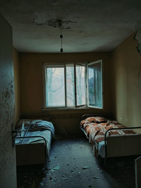 Old room Poor House Interior Aesthetic, Cramped Room Aesthetic, Poor House Aesthetic, Dirty Room Aesthetic, Old Bedroom Aesthetic, Old Room Vintage, Liminal Bedroom, Underground Bedroom, Poor Bedroom