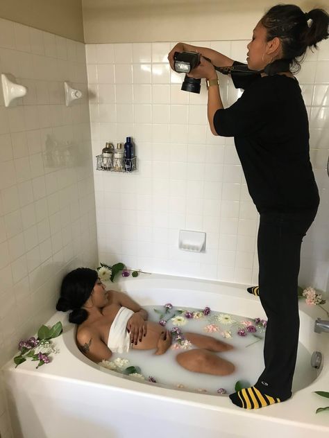 Bath Maternity Shoot, Diy Milk Bath, Diy Maternity Photos, Home Maternity Photography, Milk Bath Photos, Baby Bump Photoshoot, Milk Bath Maternity, Maternity Photography Poses Outdoors, Milk Bath Photography