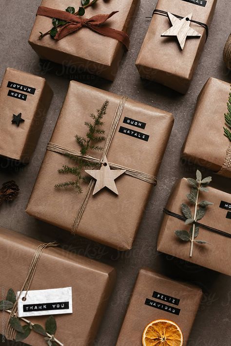 Christmas Decor Diy Gifts, Rustic Christmas Present Wrapping, How To Tie Twine On Presents, Christmas Present Packaging, Christmas Gift Packaging Ideas, Rustic Christmas Wrapping, Kraft Paper Christmas Wrapping, Christmas Gifts Packaging, New Year Gift Ideas