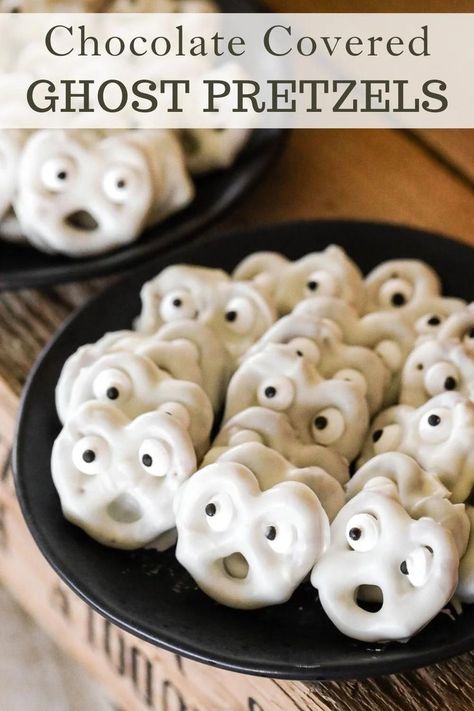 Looking for easy and festive Halloween treats that your kids will love? These ghost white chocolate covered pretzels are scary cute and delicious too! Plus, they only take about 10 minutes to make. To find out how to make them visit Sugar Maple Farmhouse. Chocolate Pretzels Halloween, Witch Themed Food, Ghost Pretzels, Ghost Desserts, Ghost Chocolate, Halloween Pretzels Treats, Chocolate Covered Pretzels Halloween, White Pretzels, Chocolate Covered Pretzels Recipe