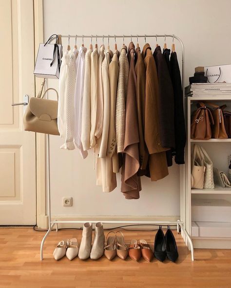 How’s this for a dream closet? 🖤| @heyhegia Minimalist Room, Aesthetic Rooms, Room Inspiration Bedroom, Room Ideas Bedroom, Aesthetic Bedroom, Room Aesthetic, Aesthetic Room Decor, My New Room, Aesthetic Room