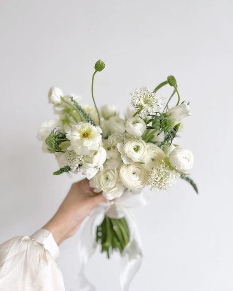 Timeless Bridesmaid Bouquet, Simple Bridesmaid Bouquets Hydrangeas, Romantic Bridesmaid Bouquet, Micro Bouquet Wedding, Hanging Bouquet Wedding, Modern White Bouquet, White Bouquet Bridesmaid, Green White Wedding Flowers, Bride Bouquets White Elegant