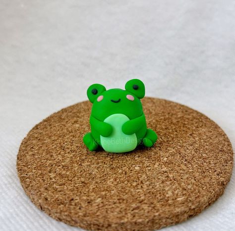 Beginner’s Guide to Making Custom Clay Magnets Clay Inspo Animals, Mini Modeling Clay Ideas, What To Make With Oven Bake Clay, Cute Small Things To Make With Clay, Cute Mini Clay Figures, East Clay Sculptures, Frog From Clay, Air Dry Clay Frog Ideas, Air Dry Clay Date Night