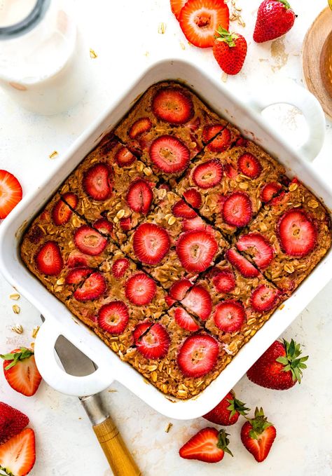 Strawberry Baked Oatmeal Strawberry Baked Oatmeal, Strawberries And Cream Oatmeal, Baked Oatmeal Healthy, Banana Baked Oatmeal, Fresh Strawberry Recipes, Strawberry Breakfast, Strawberry Oatmeal, Breakfast Ingredients, Baked Oatmeal Recipes