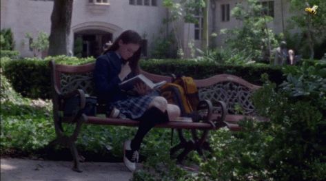 Lendo Rory GIF - Lendo Rory Gilmore - Discover & Share GIFs Rory Gilmore Books, List Challenges, Gilmore Girl, Alexis Bledel, I Love Cinema, Book Challenge, Stars Hollow, Reading A Book, Rory Gilmore