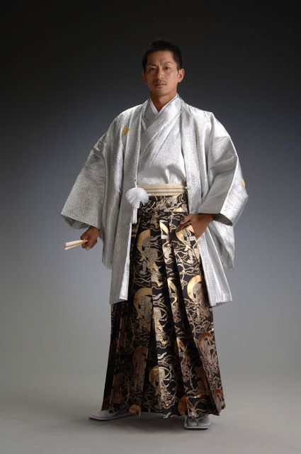 Men's Kimono (Kimono is more formal that the Yukata, which is used more for summer festivals) Look Kimono, Japanese Mens Fashion, Dress With Kimono, Kimono Traditional, Japanese Traditional Clothing, Japanese Costume, Kimono Japan, Male Kimono, Mode Kimono