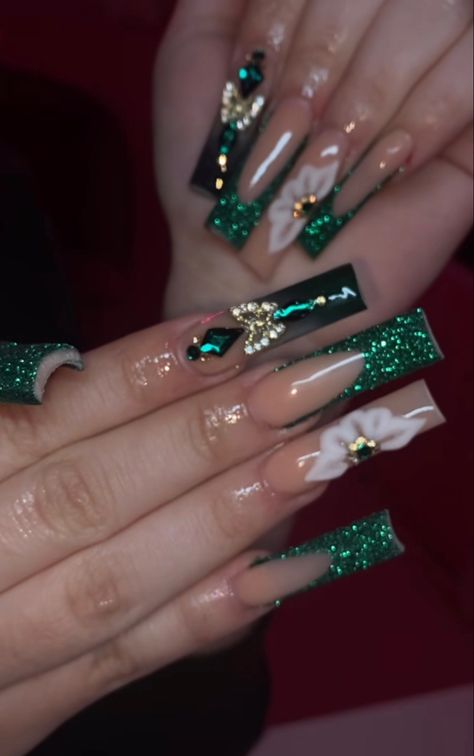 Pretty Dark Green Nails, Green Long Acrylic Nails With Diamonds, Emerald Green Nails Homecoming, Graduation Nails Green And Gold, Green Nails For Quinceanera, Forest Green Quinceanera Nails, Emerald Green Nails Quinceanera, Long Emerald Green Nails, Green Nails Homecoming