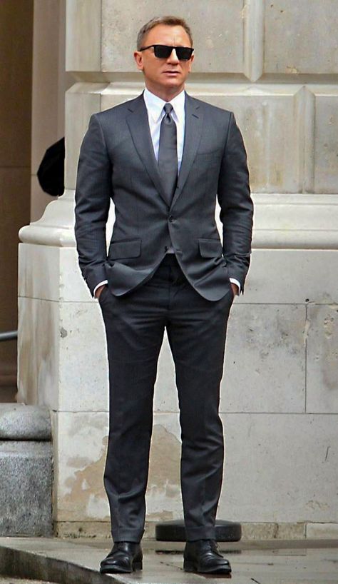 Wearing a charcoal grey suit with a white shirt and a dark grey tie. Finishing the outfit with black derby shoes. Charcoal Suit Wedding, Grey Suit White Shirt, Mens Grey Suit, Formal Suits Men, Grey Suit Wedding, Grey Suit Men, Dark Gray Suit, Charcoal Gray Suit, Suit Combinations