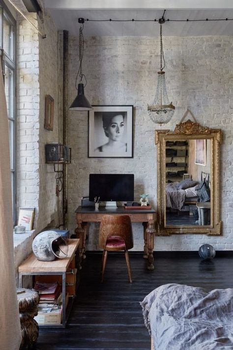 Photographer Room, Stamp Poster, Vintage Industrial Decor, Industrial Interior Design, Casa Vintage, Exposed Brick Walls, Eclectic Interior, Eclectic Home, Exposed Brick