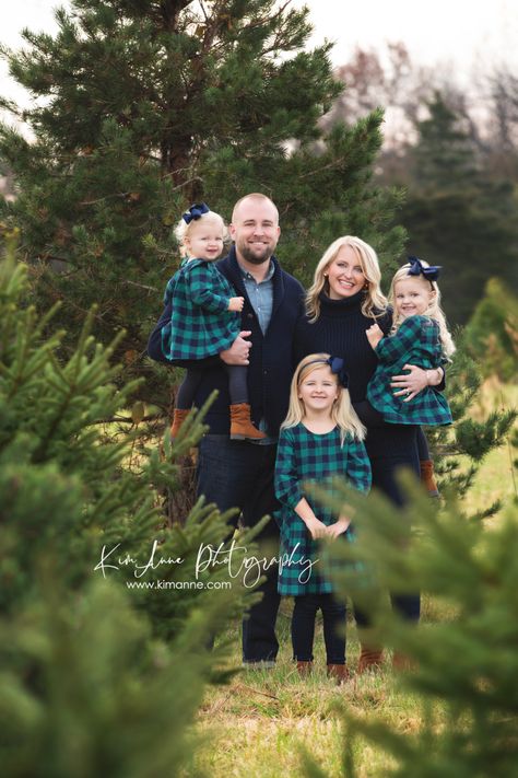 Hunter Green Family Picture Outfits, Family Christmas Photoshoot Ideas, Card Outfit, Tree Farm Photo Shoot, Christmas Tree Farm Photo Shoot, Farm Outfit, Family Christmas Pictures Outfits, Christmas Photos Outfits, Christmas Tree Farm Photos