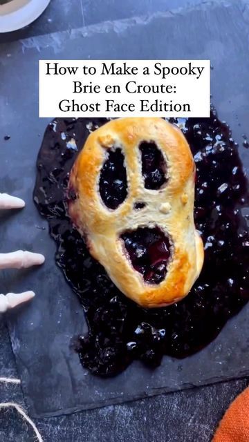 Ghost Brie Cheese, Halloween Baked Brie, Brie En Croute, Halloween Appetizer, Halloween Board, Spooky Snacks, Halloween Appetizers, Terrapin, Brie Cheese