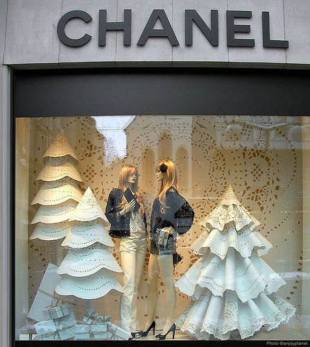 Christmas Shop Displays, Winter Window Display, Christmas Shop Window, Window Display Retail, Store Design Boutique, Christmas Window Display, Winter Window, Christmas Window Decorations, Alternative Christmas Tree