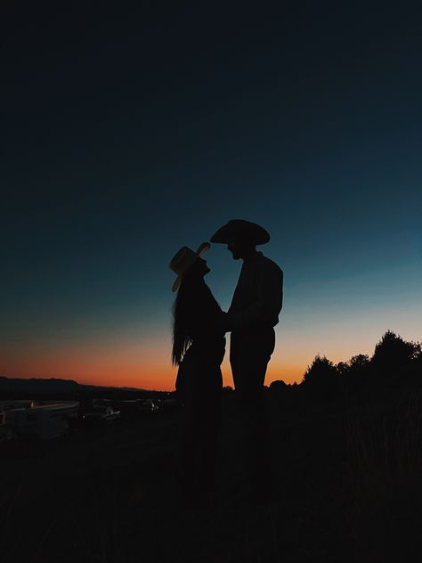 Country Couple Photoshoot, Country Couple Pictures, Country Relationship Goals, Couple Photoshoot Ideas, Country Couple, Country Relationships, Foto Cowgirl, Country Romance, Cute Country Couples