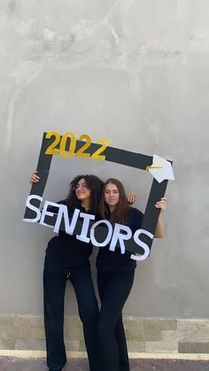 Wall Decoration For College Fest, Seniors Farewell Ideas, Senior Photo Frame Ideas, Card For Senior Farewell, Farewell Card Ideas For Seniors, Farwell Idea For School Decoration, Selfie Point For Farewell, Decorations For Farewell Party Ideas, Senior Frame Ideas