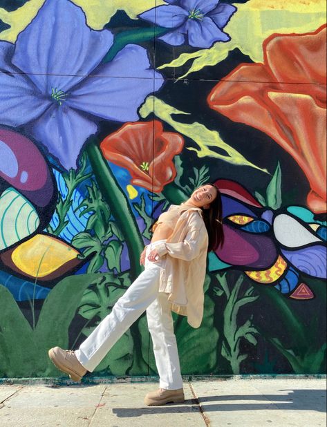 Mural Photo Shoot, Mural Portrait Photography, Mural Wall Picture Poses, Mural Poses Street Art, Poses With Murals, Mural Pictures Poses, Street Art Photoshoot, Mural Senior Pictures, Mural Photoshoot Poses