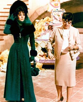 Natalie Wood & Edith Head on the set of The Great Race, 19… | Flickr Edith Head Sketches, Edith Head Designs, Edith Head Fashion, Wood Drawing, Film Costumes, Dangerous Liaisons, Edith Head, Noir Movie, Hollywood Costume