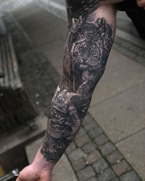 Japanese Black And Grey Tattoo, Japanese Warrior Tattoo, Rabe Tattoo, Realistic Tattoo Sleeve, Men Tattoos Arm Sleeve, Chicano Tattoos, Full Arm Tattoos, Tattoo Zeichnungen, Tattoo Inspiration Men