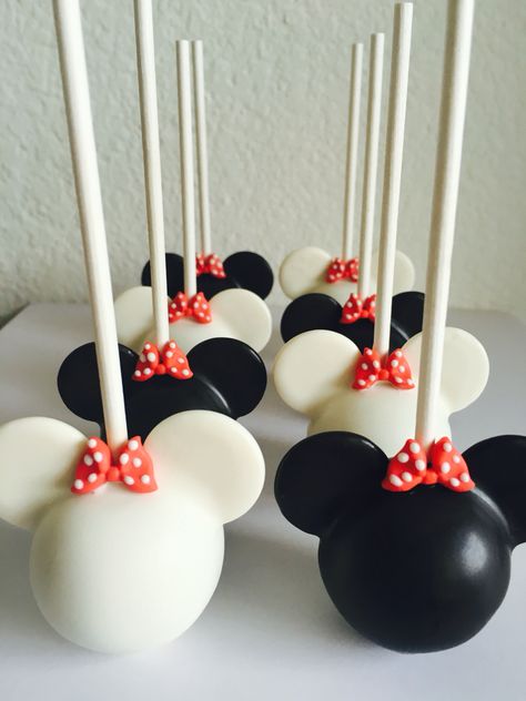 Mickey Mouse Birthday Cake Pops, Mini Mouse Cake Pops Ideas, Disney Themed Cake Pops, Mickey And Minnie Cake Pops, Cake Pops Designs Ideas, Mini Mouse Cake Pop, Cake Pop Disney, Mini Cake Pops, Mickey Mouse Cakepops