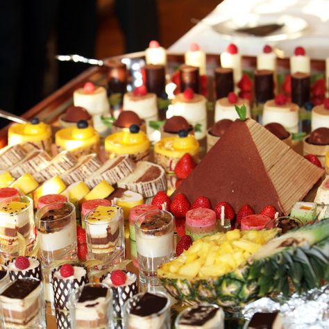 Ooh, this looks SO good. Apparently Venetian hour is commonly done at weddings and seems like a buffet of sweets. "Your Sweet 16 probably had a Venetian hour. | 27 Signs You Grew Up Eating Food In An Italian-American Family " Italian Street Food, Italian Recipes Traditional, Gourmet Desserts, Italian Dinner, Italian Recipes Authentic, Dessert Display, Party Buffet, Dessert Buffet, Wedding Desserts