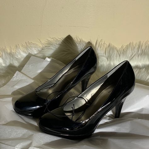 Worthington Size 10 Black Pumps Heel 4.5” Front 1” Jean 90s Prom Shoes, 90s Heels, Black Jeans Outfits, Jeans High Heels, Black Heels Outfit, High Heels Outfit, Hot Pink Heels, Cute Outfits With Jeans, Casual High Heels