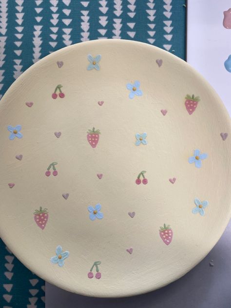 Heart Cherry Painting, Hand Painted Pottery Strawberries, Aesthetic Bowl Painting, Cute Pottery Painting Ideas Fruit, Cute Painted Pottery Ideas, Pottery Painting Ideas Heart, Pottery Painting Strawberries, Simple Flower Pottery Painting, Pottery Painting Heart Plate