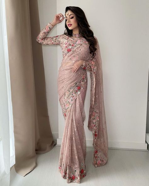 Saree For Barat Function, Saree Styles For Wedding, Blouse Saree Design, Designer Saree Look, Blouse Design Saree, Sari Ideas, Blouse Designs Saree, Blouses Saree, Pakistani Saree