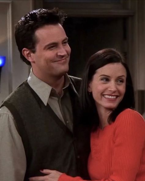 Chandler And Monica, Monica Friends, Monica Chandler, Chandler Friends, Friends Best Moments, Monica And Chandler, Friend Quiz, Tv Show Couples, Friends Cast