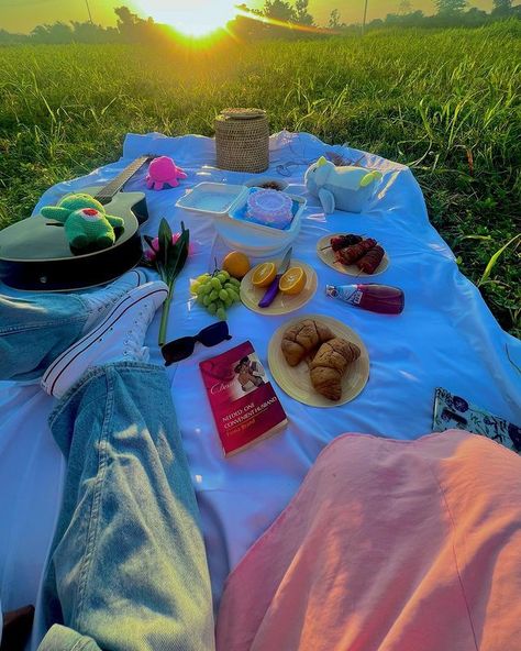 Artist Couple Aesthetic, No Face Couples, No Face Couple Aesthetic, Couples Picnic, Picnic Aesthetics, Date Aesthetic, Picnic Photoshoot, Couple Activities, Cute Date Ideas