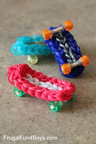 How to make a Rainbow Loom skateboard charm - the post has a video tutorial Rainbow Loom Ideas Without A Loom, Loom Band Charms, Diy Loom, Crazy Loom, Loom Band Patterns, Rainbow Loom Bracelets Easy, Fun Loom, Rainbow Loom Tutorials, Babysitting Activities