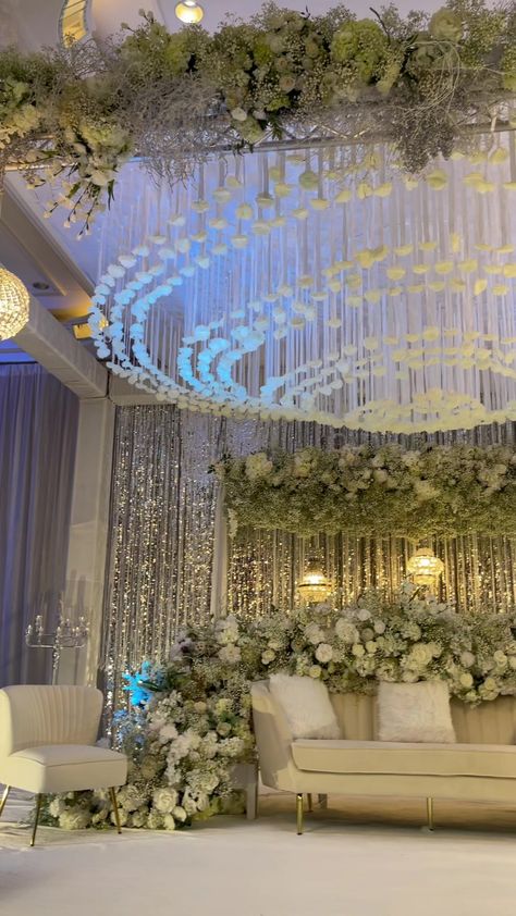 Nikkah Venue Aesthetic, Pakistani Venue Wedding, Pakistani Weddings Nikkah, Arab Pakistani Wedding, Walima Wedding Decor, Pakistani Wedding Theme Ideas, Pakistani Wedding Setup, Desi Wedding Nikkah, Simple Desi Wedding Decor