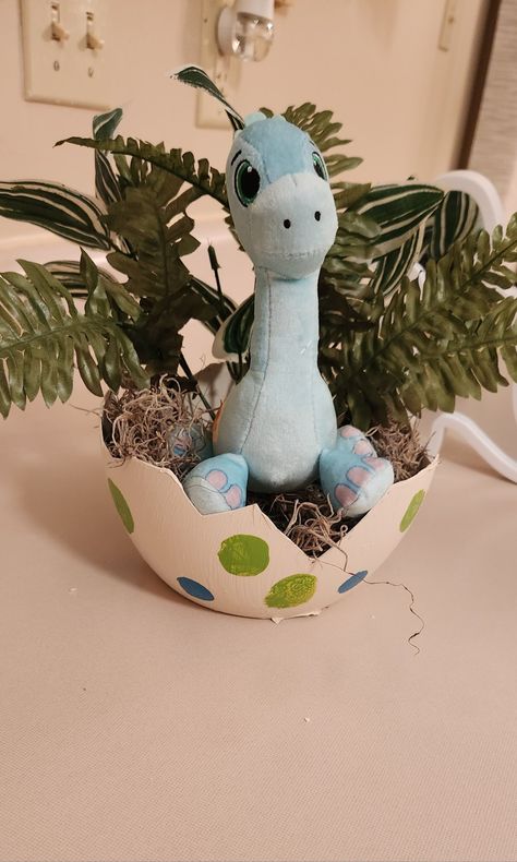 Dino Themed Centerpieces, Dinosaur Egg Centerpiece, Baby Dino Baby Shower Ideas, Dinosaur Baby Shower Table Centerpieces, Dinasour Baby Shower Centerpiece, Baby Dinosaur Centerpieces Ideas, Dinasour Centerpiece Ideas, Dinosaur Baby Shower Ideas For Boys Decorations, Boho Dinosaur Baby Shower Ideas