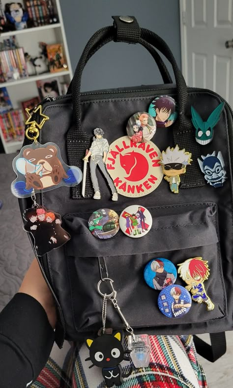 قلادات متدلية, Anime Bag, Anime Pins, Stylish School Bags, Aesthetic Backpack, Otaku Room, Inside My Bag, Aesthetic Bags, Bag Pins