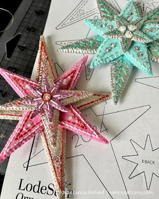 Hand Stitched Felt Ornaments, Diy Star Garland Christmas, Felt Christmas Ornaments To Make, Textile Christmas Decorations, Felt Sequin Ornaments, Homemade Felt Christmas Ornaments, Sewn Christmas Decorations, Diy Star Decorations, Beaded Felt Ornaments