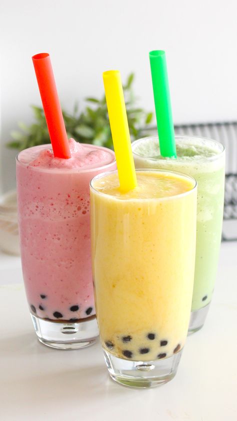 Guilt-free bubble tea is so delicious, and most of the ingredients can easily be found at your local grocery store! Bubble Tee, Boba Tea Recipe, Bubble Tea Straws, Vanilla Frozen Yogurt, Bubble Tea Recipe, Milk Tea Recipes, Bubble Tea Boba, How To Make Ice Coffee, Boba Drink