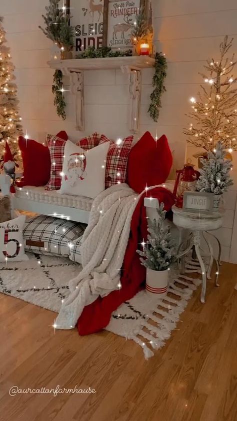 Christmas Decorations Apartment, Cozy Christmas Decor, Christmas Decor Inspiration, Easy Christmas Decorations, Christmas Themes Decorations, Christmas Decorations Living Room, Christmas Tree Inspiration, Christmas Decorations Bedroom, Christmas Room Decor