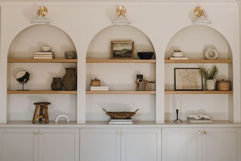 Arch Open Shelves, Arched Shelves Next To Fireplace, Arch In Wall Built Ins, Arched Tv Unit, Arch Shelf Decor, Arched Bookshelf Built Ins, Arched Built Ins, Arch Shelves, Arch Wall Shelf