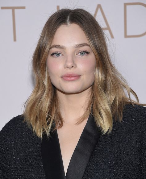 At The 'The First Lady' Premiere in LA (April 14, 2022). Hair Colour Pale Skin, Sydney Sweeney Short Hair, Neutral Hair Color, Kristen Froseth, Elle Fanning Hair, Blonde Hair Dark Eyebrows, Pale Girl Makeup, Pale Skin Hair Color, Cool Blonde Hair Colour