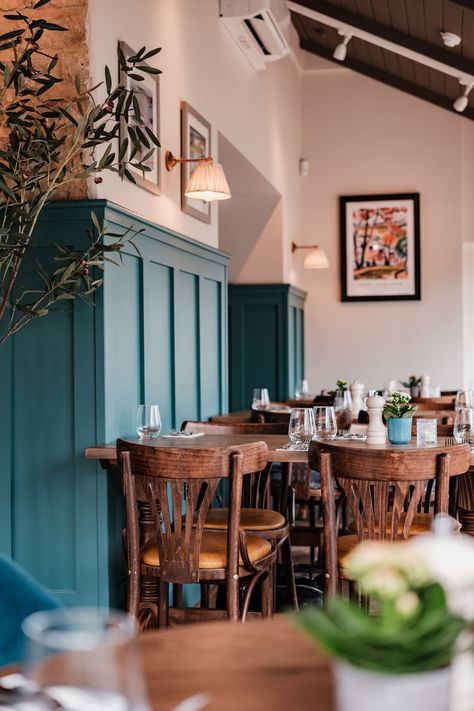 The Willow, Bourton-on-the-Water — Simple Simon Creative Spaces English Pub Interior, Café Design, Pub Interior, English Pub, Bar Inspiration, Country Hotel, Vintage Cafe, Bar Interior, Creative Spaces