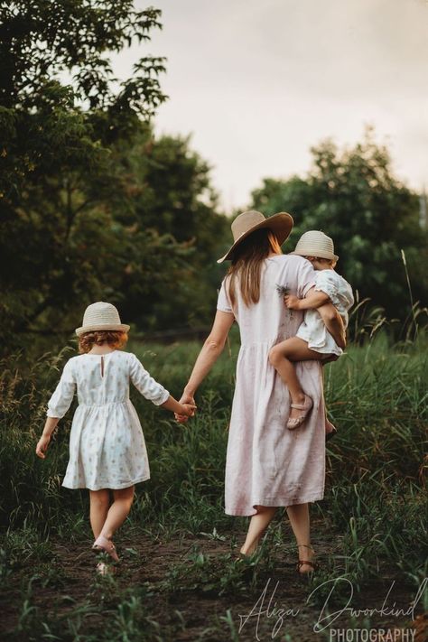 Family Photos Flower Field, Dreamy Family Photoshoot, Flower Field Family Photoshoot, Mother And Children Photography, Field Family Photoshoot, Family Outdoor Photoshoot, Siblings Photoshoot, Mother Day Photoshoot, Mother Day Photoshoot Mini Sessions