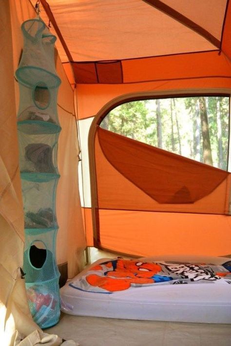 Organisation En Camping, Zelt Camping Hacks, Tent Hacks, Kids Camping Gear, Camping Clothes, Zelt Camping, Tent Camping Hacks, Camping Desserts, Camping 101