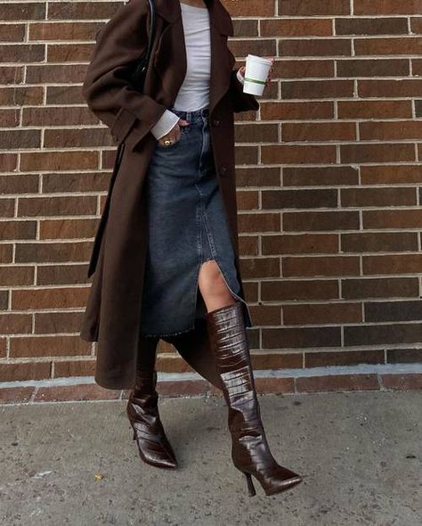 Closet Necessities, Modest Girl, Winter Boots Outfits, Style Moodboard, Look Adidas, Estilo Indie, Skandinavian Fashion, 2024 Style, Trending Boots