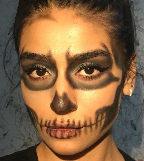 Simple Face Paint For Halloween, Skeleton Woman Makeup, Easy Face Makeup Halloween, Skeleton Face Halloween, Black Halloween Makeup Easy, Simple Skeleton Face Makeup, Skeleton Makeup Halloween Easy, Halloween Makeup Women Easy, Skeleton Make Up Simple