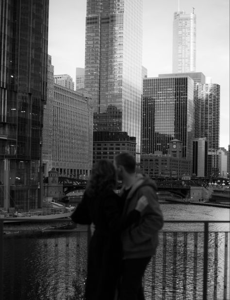 Chicago Aesthetic Couple, Couple In Chicago, Couple Photo Black And White, Chicago Christmas Photoshoot, Downtown Chicago Photoshoot, Couple Nyc Aesthetic, Nyc Photo Ideas Couples, Couple City Pictures, Couples Photoshoot Poses City