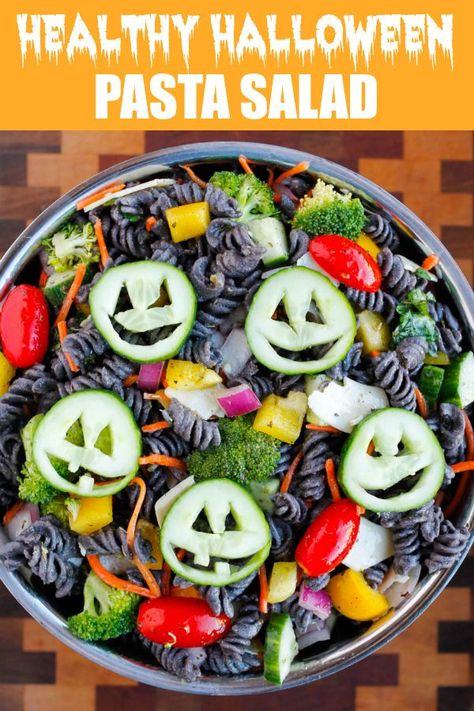 Healthy Halloween Pasta Salad - a lighter Halloween party recipe that's festive and fun to make! #halloweenfood #halloweenrecipes #halloweentreats Halloween Pasta Salad, Menu Halloween, Halloween Pasta, Healthy Halloween Food, Halloween Food Dinner, Resep Pasta, Resep Salad, Diner Recept, Salad Pasta