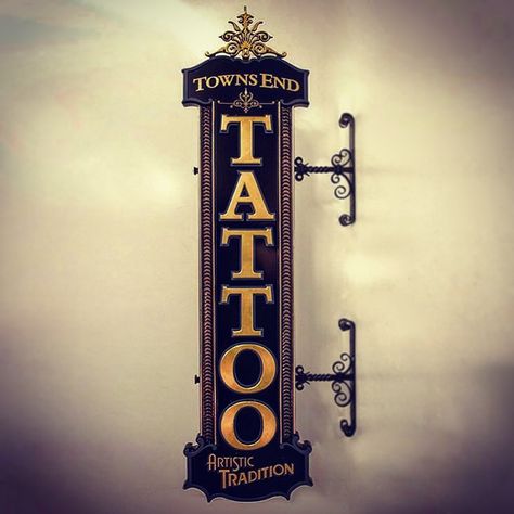 Deco Tattoo, Tattoo Shop Interior, Tattoo Sign, Banner Tattoo, Tattoo Shop Decor, Blade Sign, Tattoo Posters, Sign Board Design, Tattoo Signs