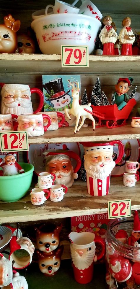 Vintage Christmas Figurines, Trendy Christmas Decor, Camping Christmas, Christmas Booth, Dream Christmas, Vintage Christmas Crafts, Hutch Decor, Nostalgic Christmas, Christmas Vignettes