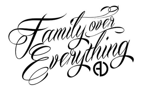 Family Over Everything Tattoo, Family Over Everything Tattoo, Family Calligraphy, Everything Tattoo, Traditional Chicano Tattoos, Family First Tattoo, Art Chicano, Hiphop Style, Tattoo Lettering Design